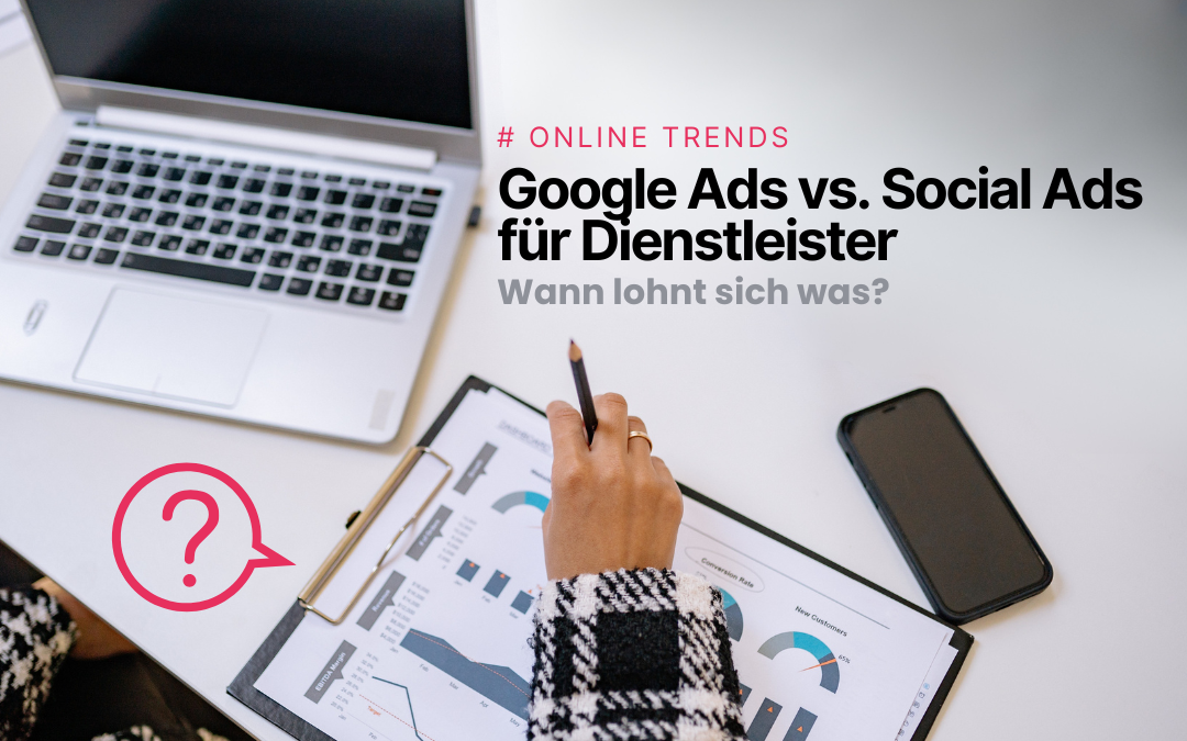 Eine Frau sitzt am Computer und grübelt über einem Klemmbrett mit Datenauswertungen. Beim Klemmbrett befindet sich eine Sprechblase mit einem Fragezeichen. Darüber steht die Überschrift "Online Trends: Google Ads vs. Social Ads für Dienstleister. Wann lohnt sich was?"